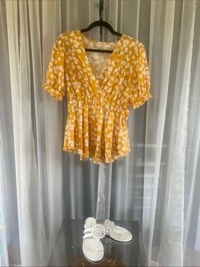 SHEIN Yellow Floral V-Neck Smocked Peplum Top